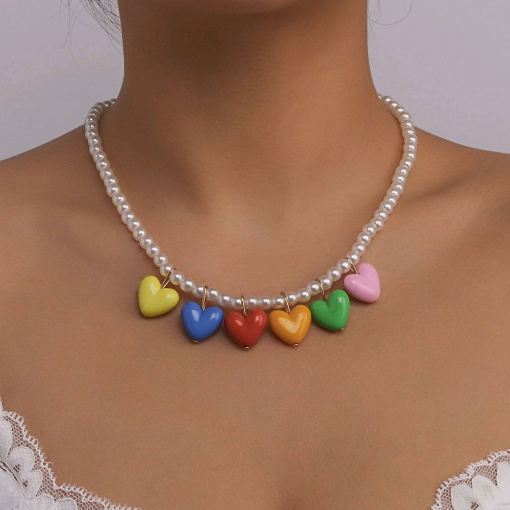 Retro hearts on pearls necklace